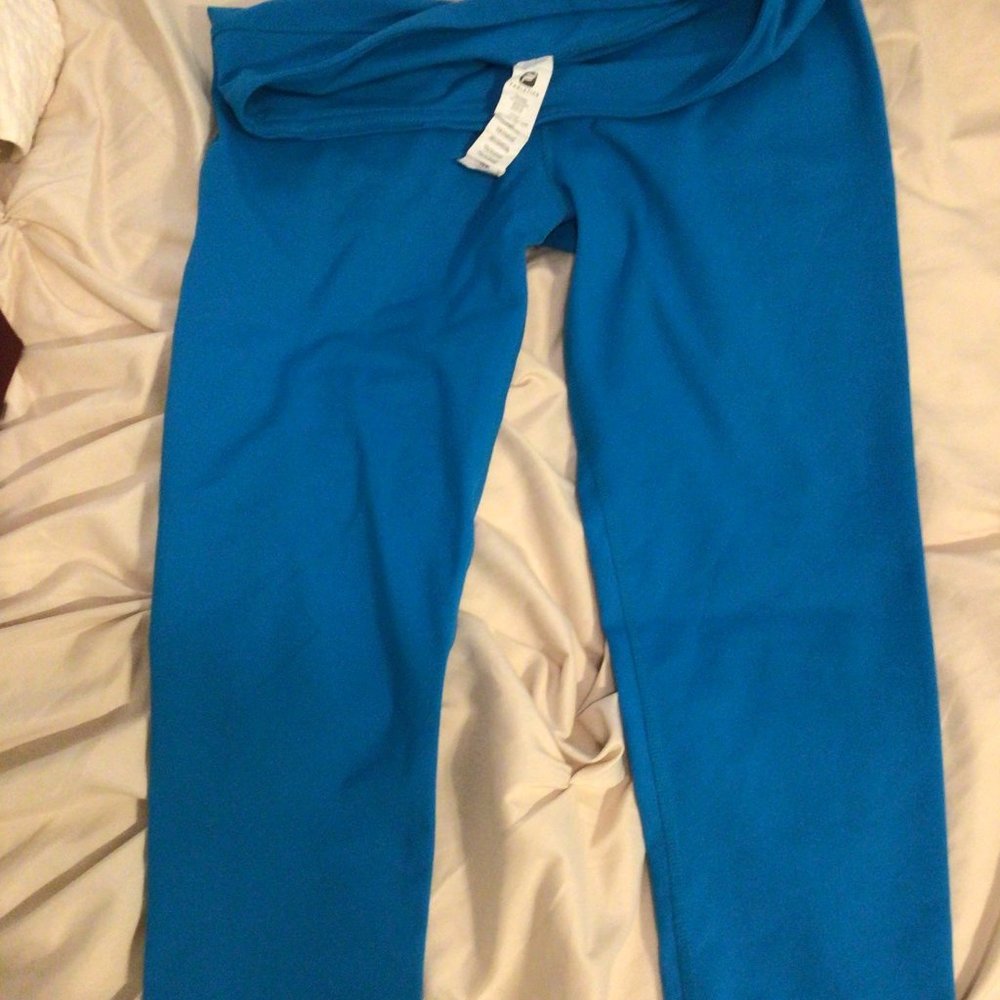Fabletics Turquoise Capri Leggings